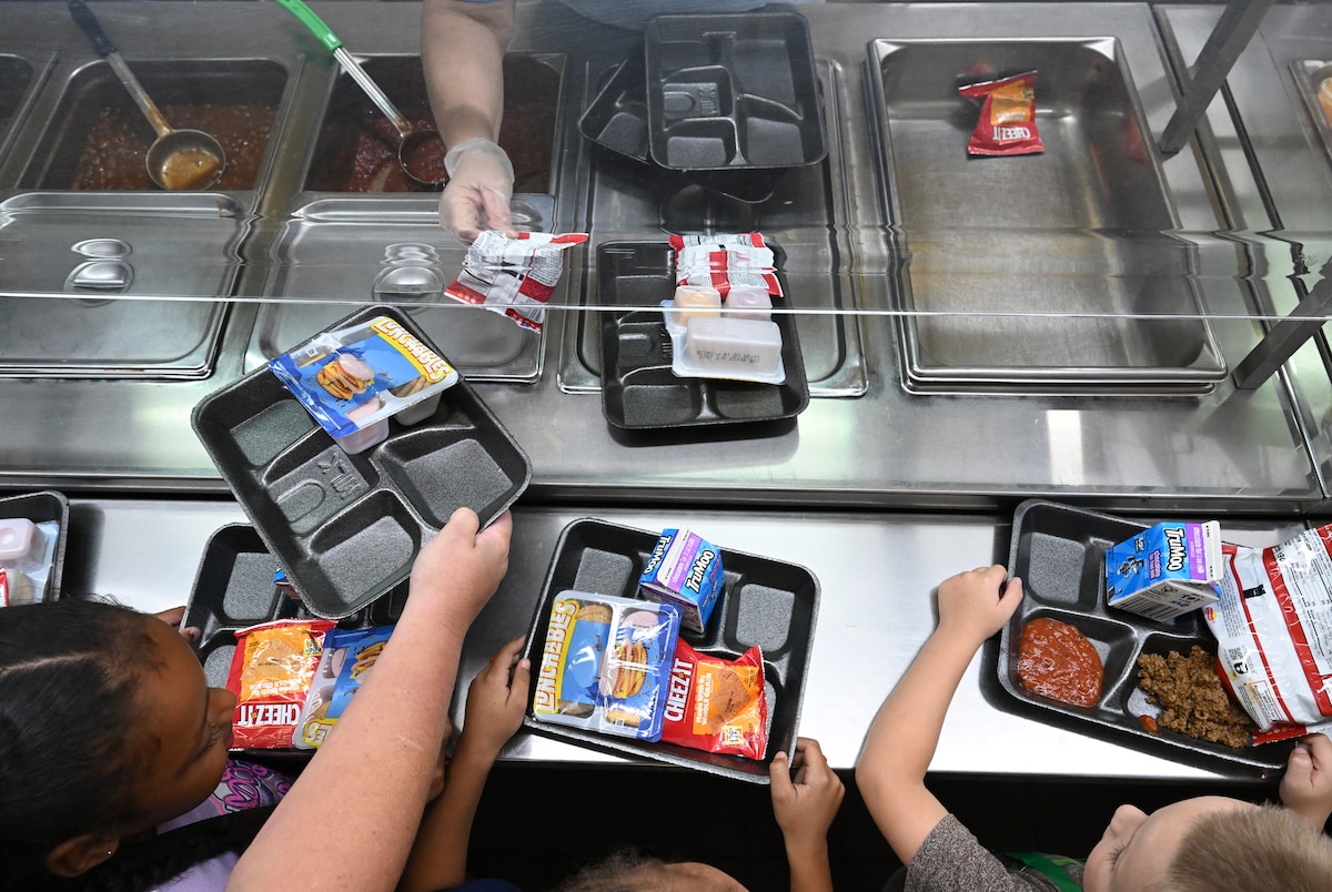 Weak rules allow ultra-processed foods like Lunchables on school menus (2023)