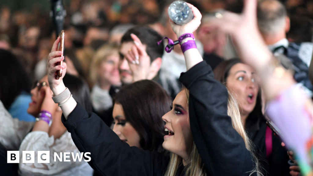 Nightclub stickers over smartphone rule divides the dancefloor