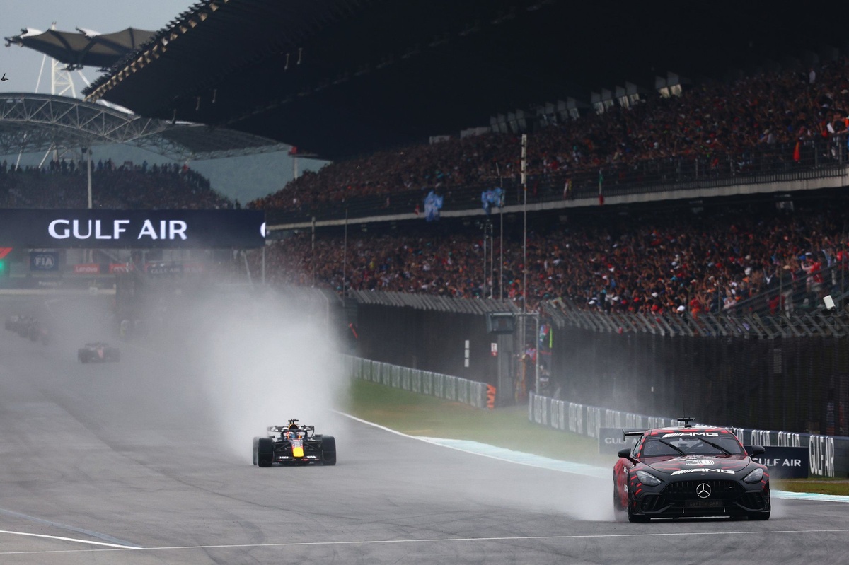 Powerless F1 drivers frustrated by Bahrain F1 software glitch